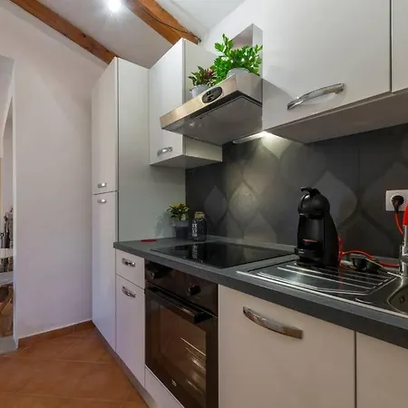 Lora Villa