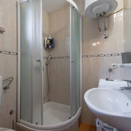 Lora Villa *